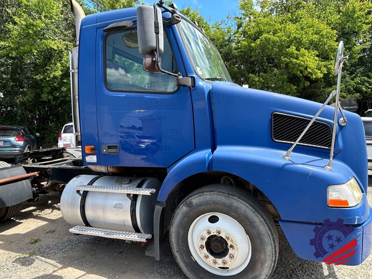 2006-volvo-truck-vnm42t-s/a-day-cab-truck-tractor-image-6