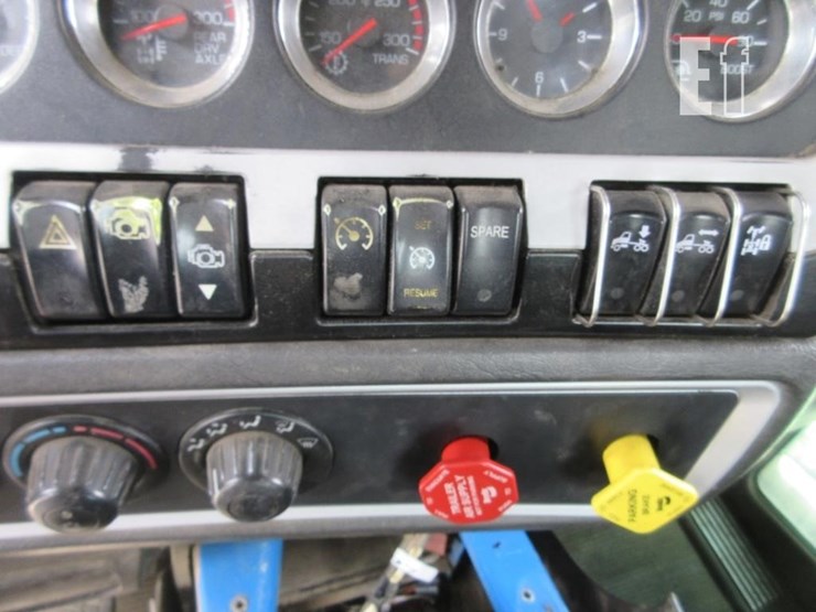2015-kenworth-t800-image-13