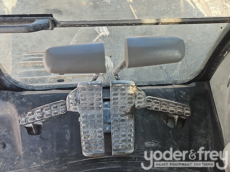 2018-deere-130g-image-45