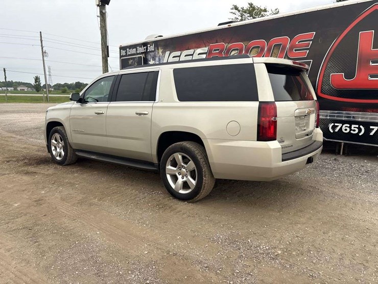 2016-chevrolet-suburban-image-3