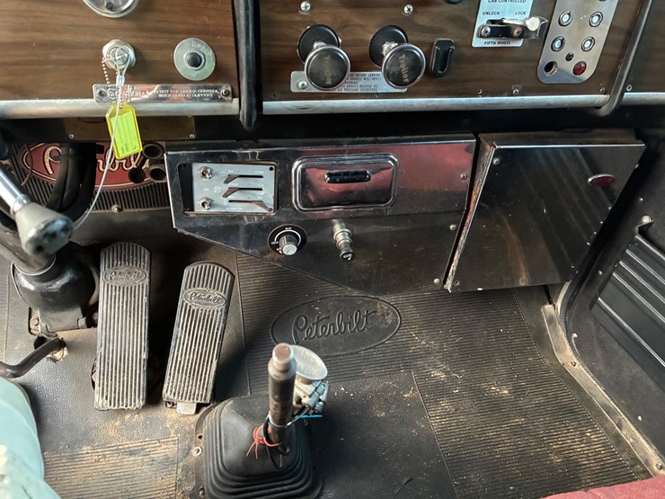 1982-peterbilt-359-image-12