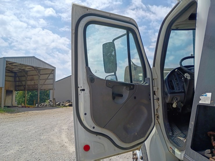 2013-freightliner-m2-106-image-38