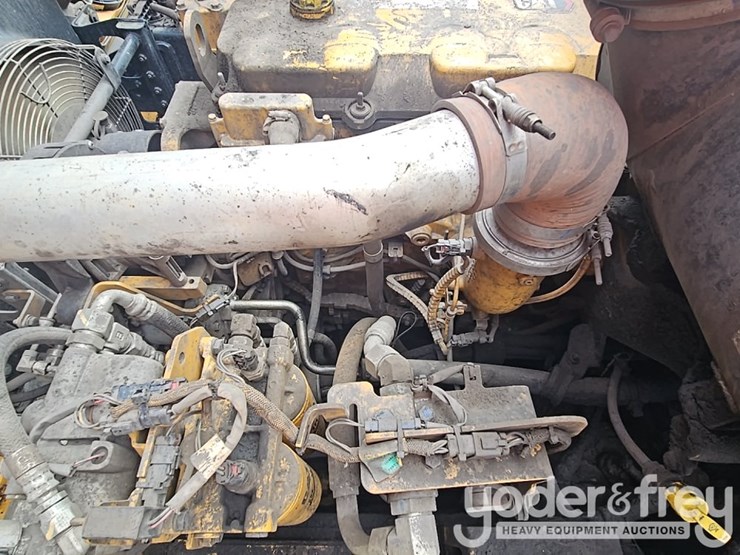 2021-caterpillar-730-image-35