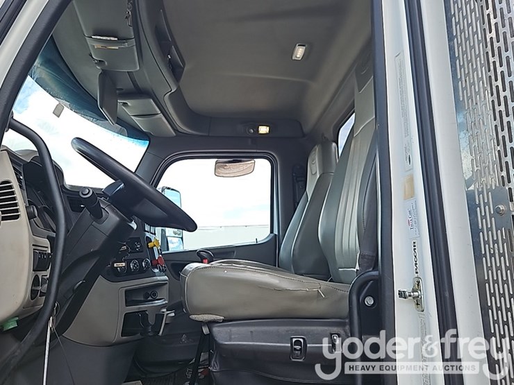 2018-peterbilt-567-image-30