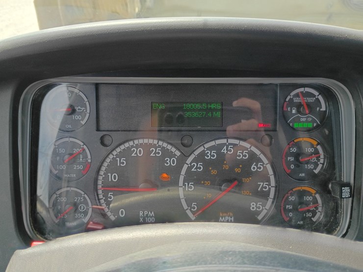2013-freightliner-m2-106-image-68