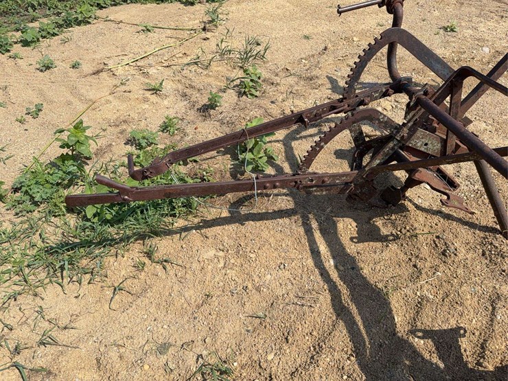 international-harvester-221-mounted-cultivator-image-17