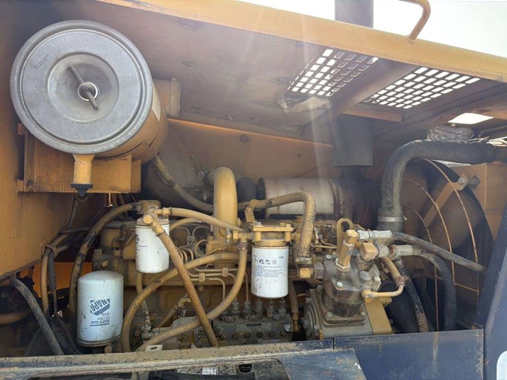 komatsu-grader-gd615a-image-24