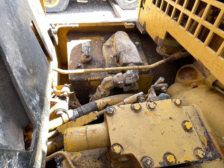 #2001-•-v30b-forklift-image-31