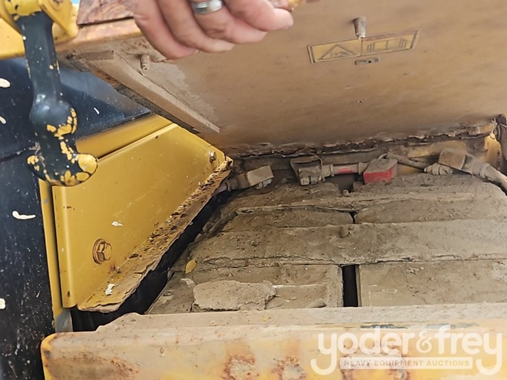 2014-caterpillar-d6t-image-29