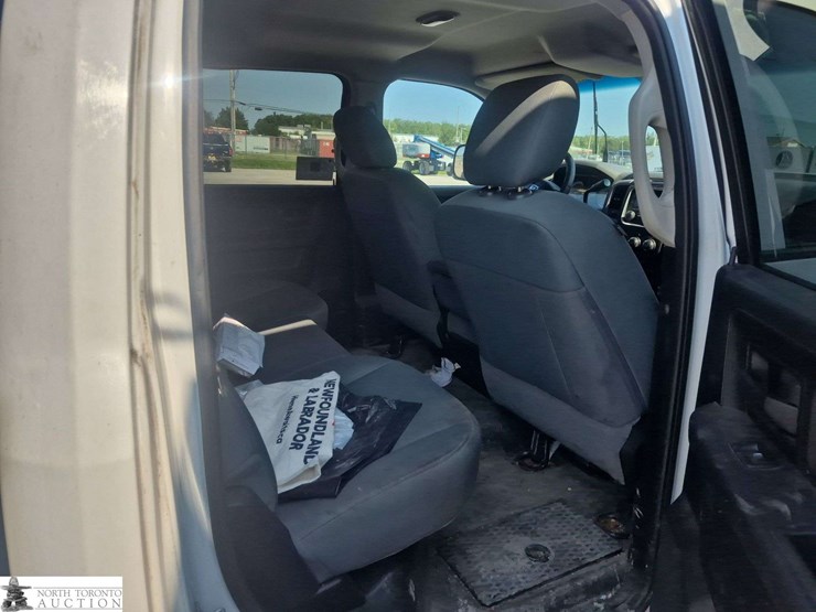 2016-dodge-3500-image-24