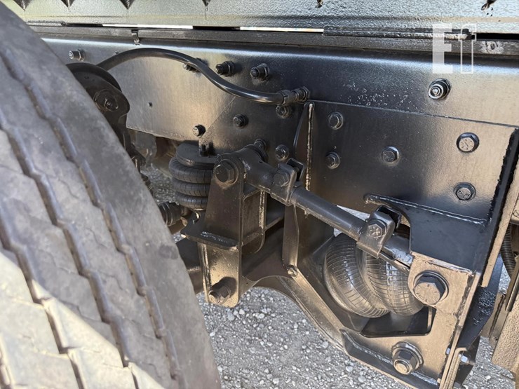 2005-peterbilt-335-image-41