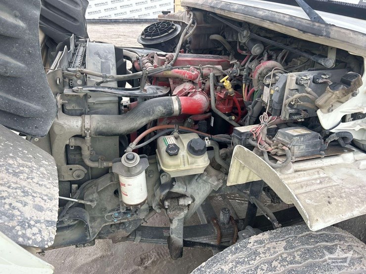 2016-freightliner-m2-106-image-9
