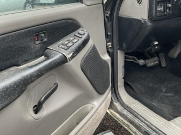 2000-chevrolet-suburban-image-19