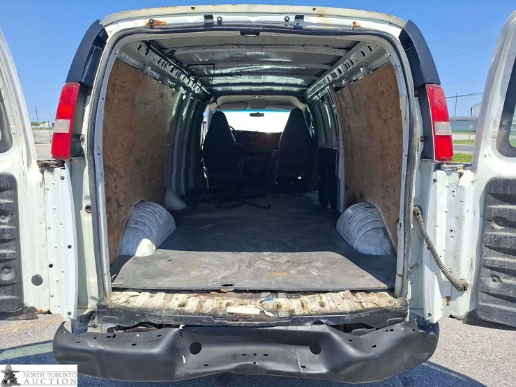 2017-gmc-savana-cargo-van-image-16