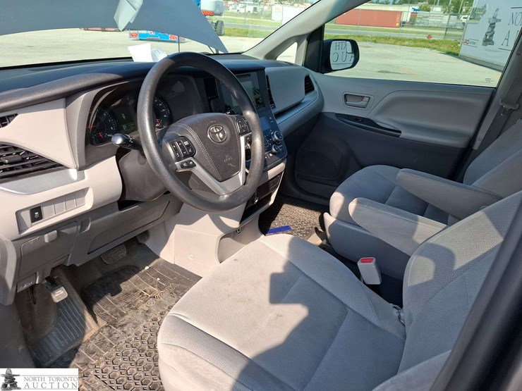 2016-toyota-sienna-image-11