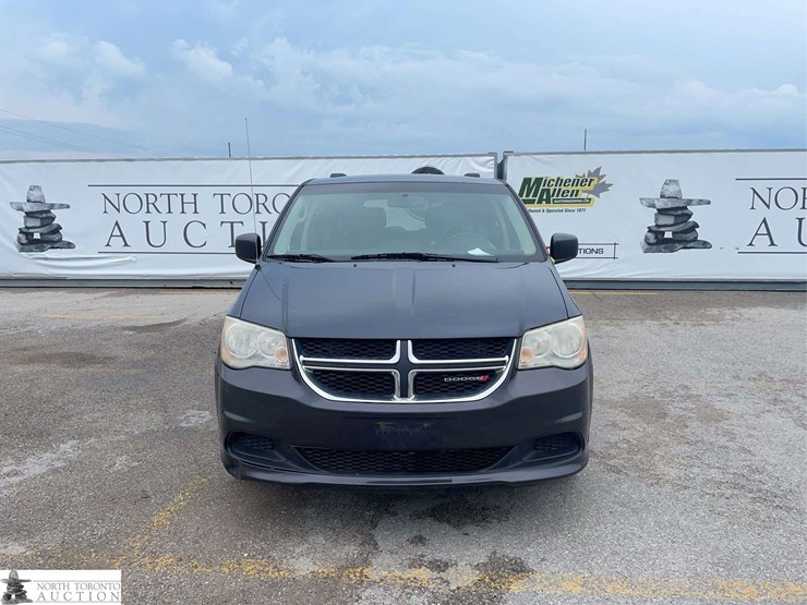 2014-dodge-grand-caravan-sxt-image-2