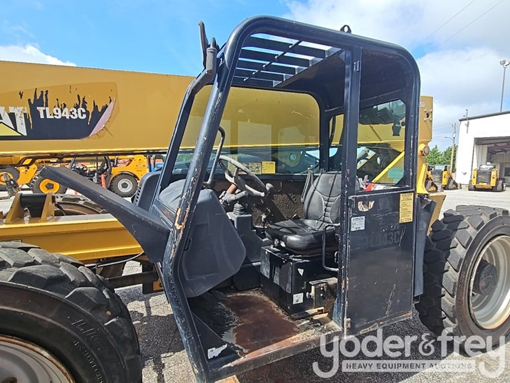 2015-caterpillar-tl943c-image-31