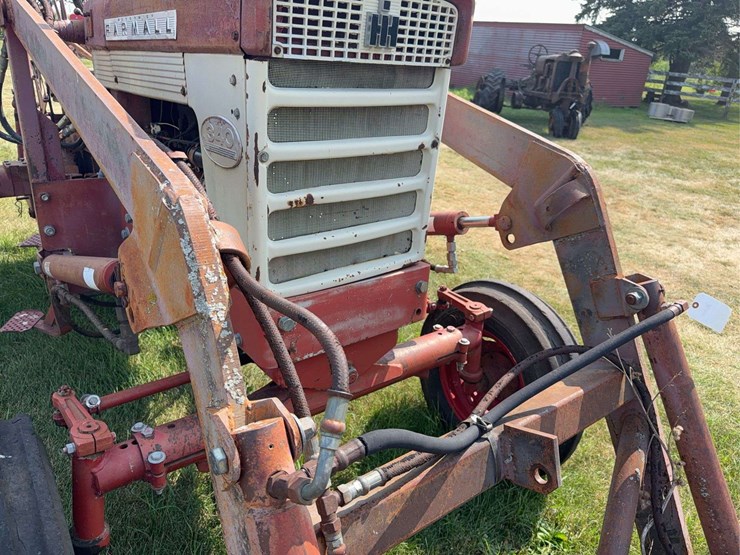 farmall-340-gas-with-loader-image-11