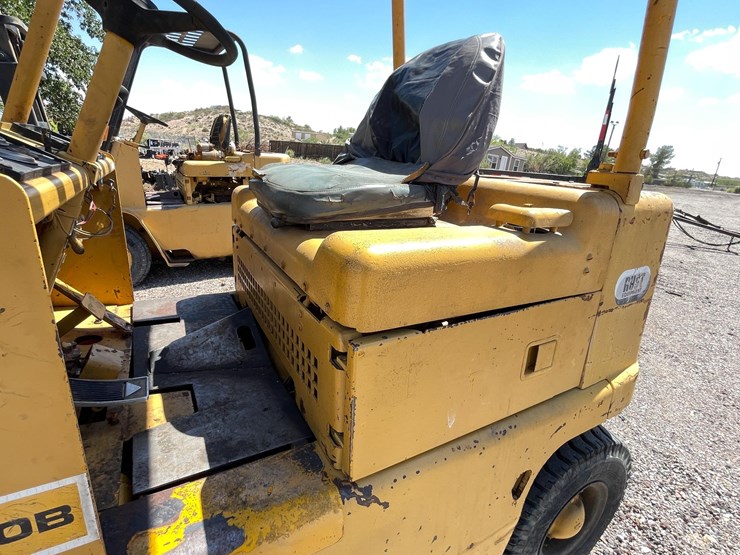 #2001-•-v30b-forklift-image-28