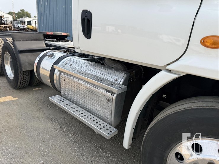 2013-freightliner-cascadia-113-image-14