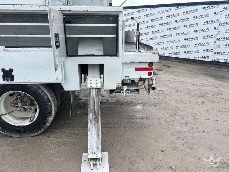 2016-freightliner-m2-106-image-26