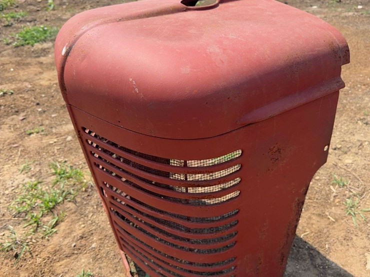 farmall-grille,-hood,-and-fuel-tank-image-5
