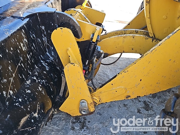 2023-caterpillar-920-image-16