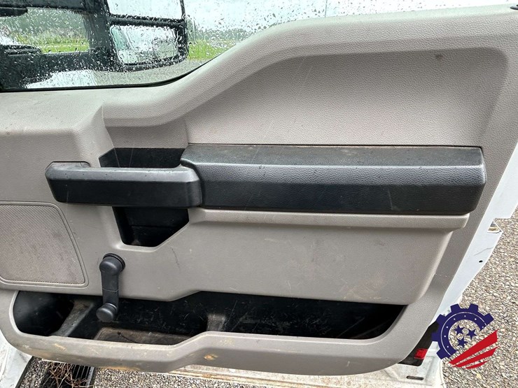 2017-ford-f550-xl-image-26