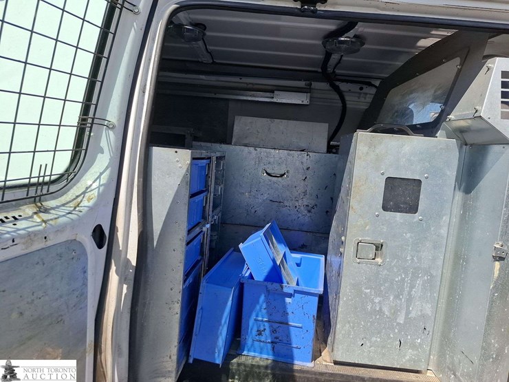 2010-ford-cargo-image-15