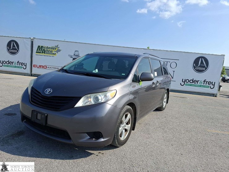 2016-toyota-sienna-image-1