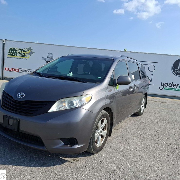 2016 TOYOTA SIENNA