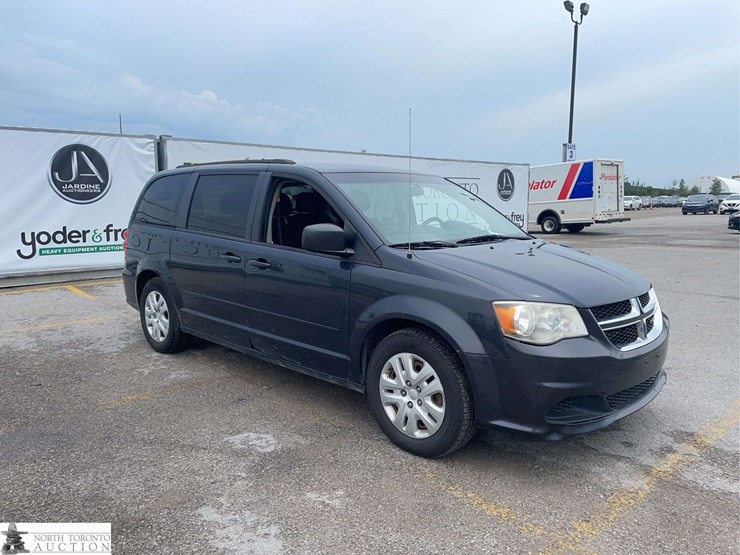 2014-dodge-grand-caravan-sxt-image-3