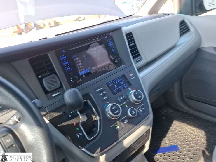 2016-toyota-sienna-image-13