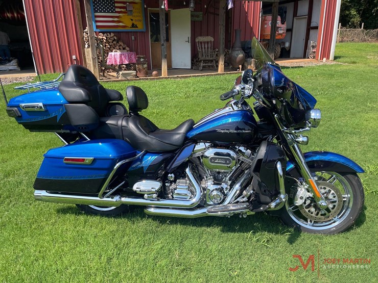 2014-harley-davidson-cvo-limited-mt.-rushmore-project-image-2