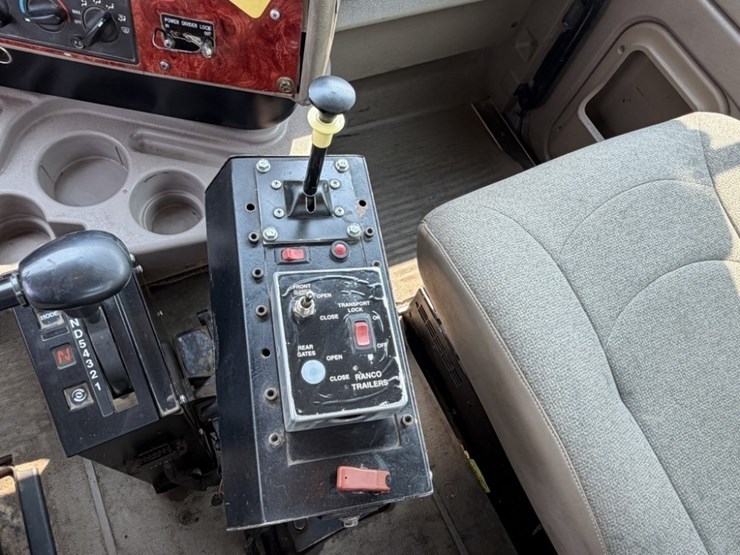 2004-international-5500i-t/a-truck-tractor-image-40