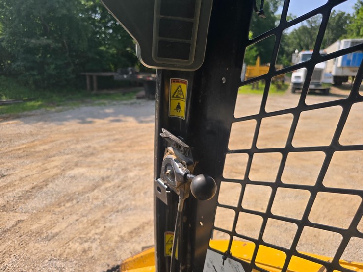 2013-caterpillar-289c2-image-45