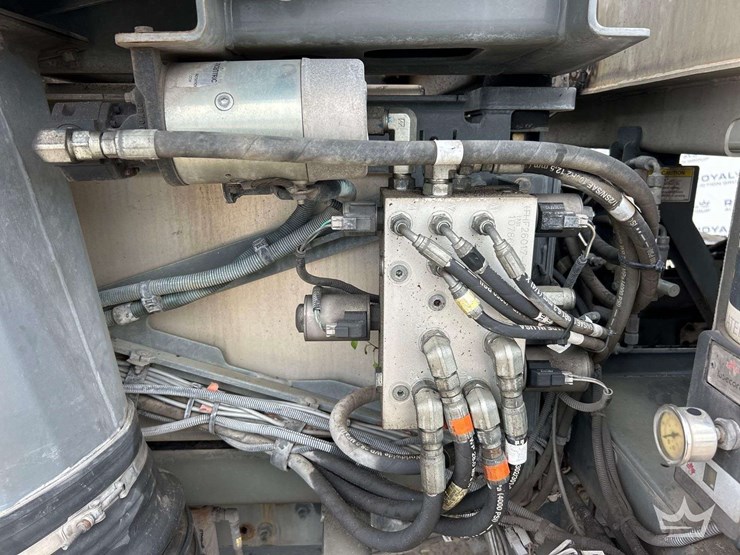 2019-freightliner-m2-106-image-16