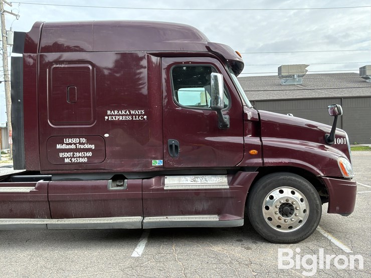 2014-freightliner-cascadia-125-image-16