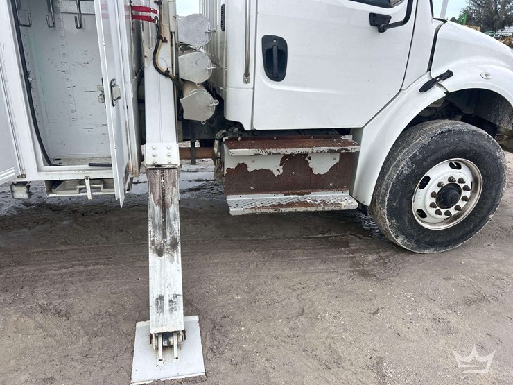 2016-freightliner-m2-106-image-33