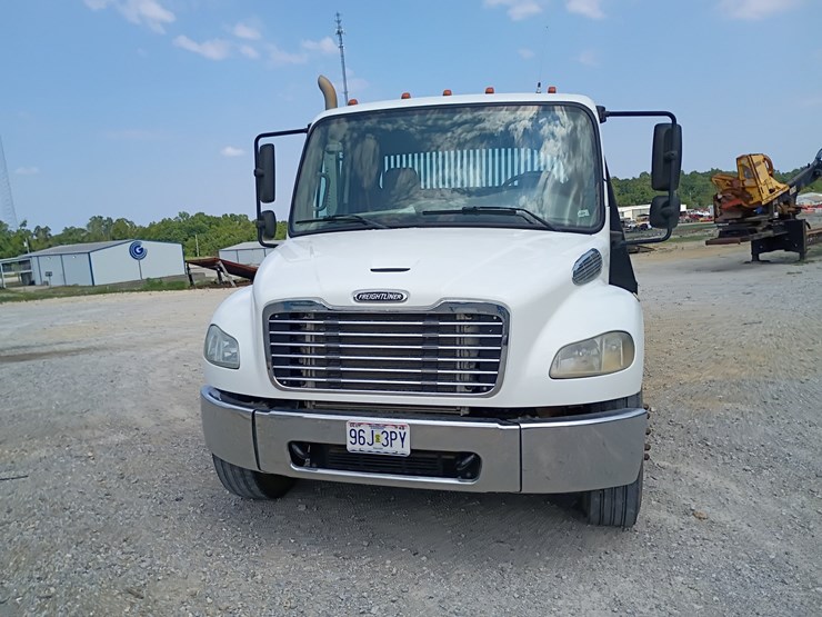 2013-freightliner-m2-106-image-16