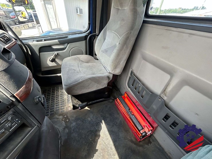 2006-volvo-truck-vnm42t-s/a-day-cab-truck-tractor-image-60