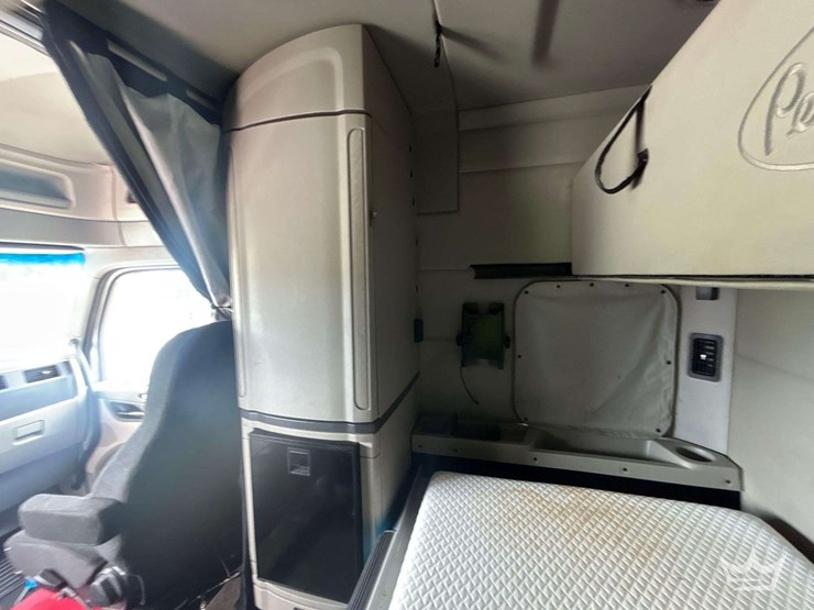 2019-peterbilt-579-image-16