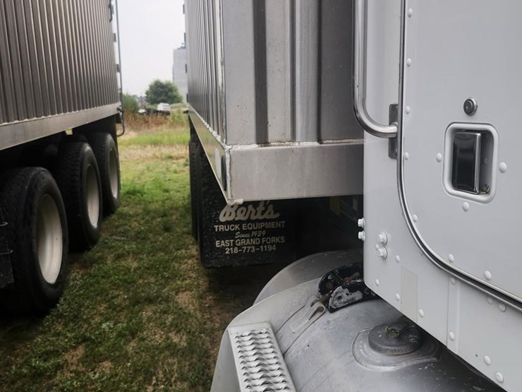 1999-peterbilt-385-image-45