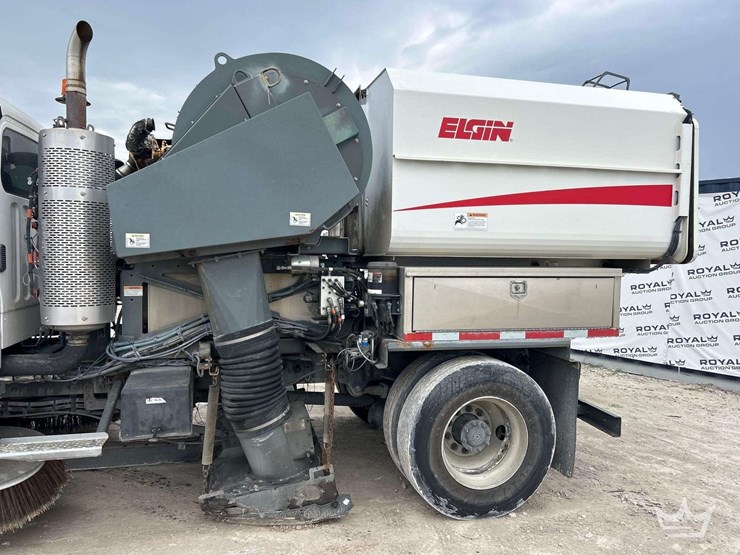 2019-freightliner-m2-106-image-12