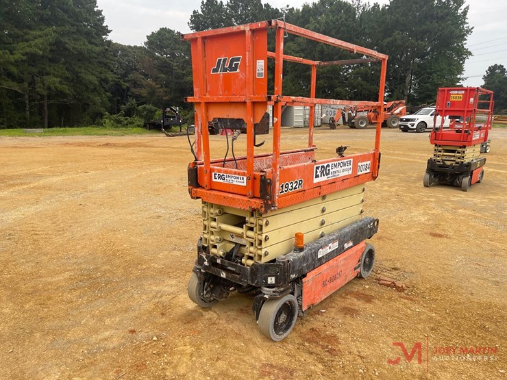 2017-jlg-1932r-image-3