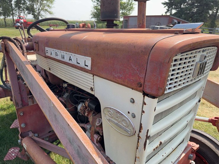 farmall-340-gas-with-loader-image-19