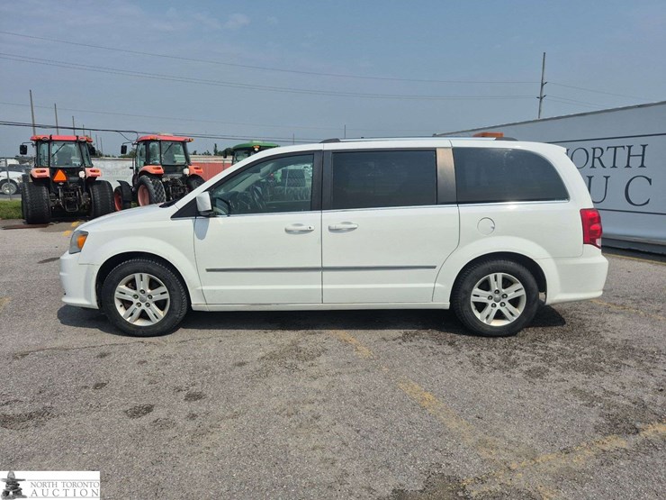 2017-dodge-grand-caravan-crew-image-8