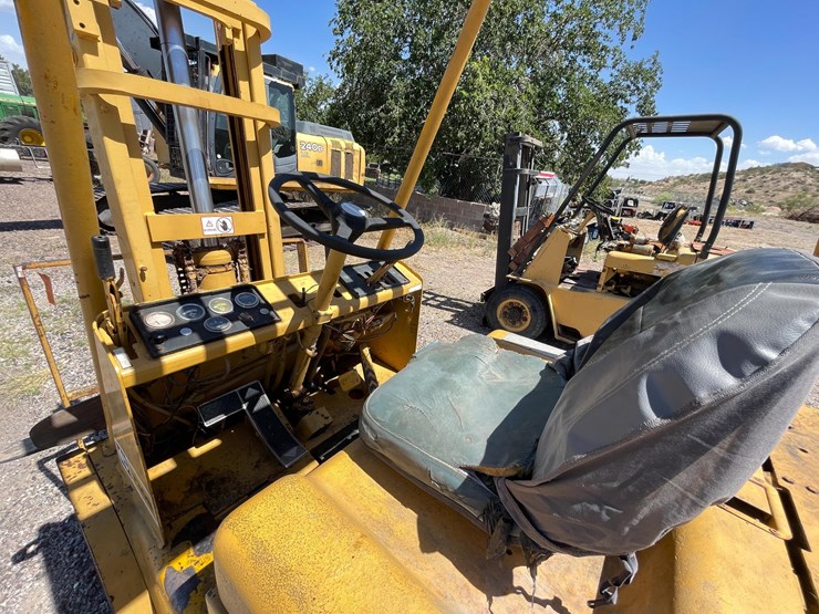 #2001-•-v30b-forklift-image-21