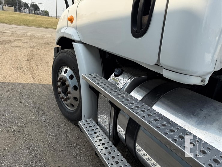 2013-freightliner-cascadia-113-image-33