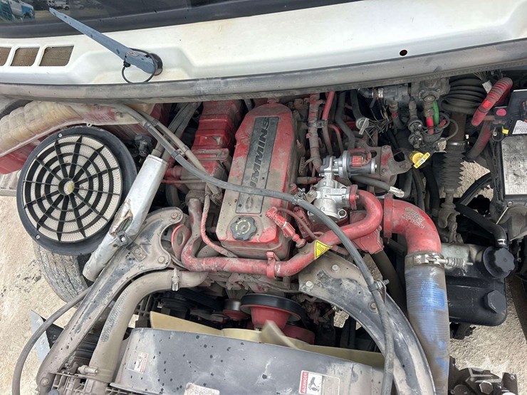 2019-freightliner-m2-106-image-35